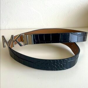 Michael Kors Black Leather Twist Reversible Belt Size Medium